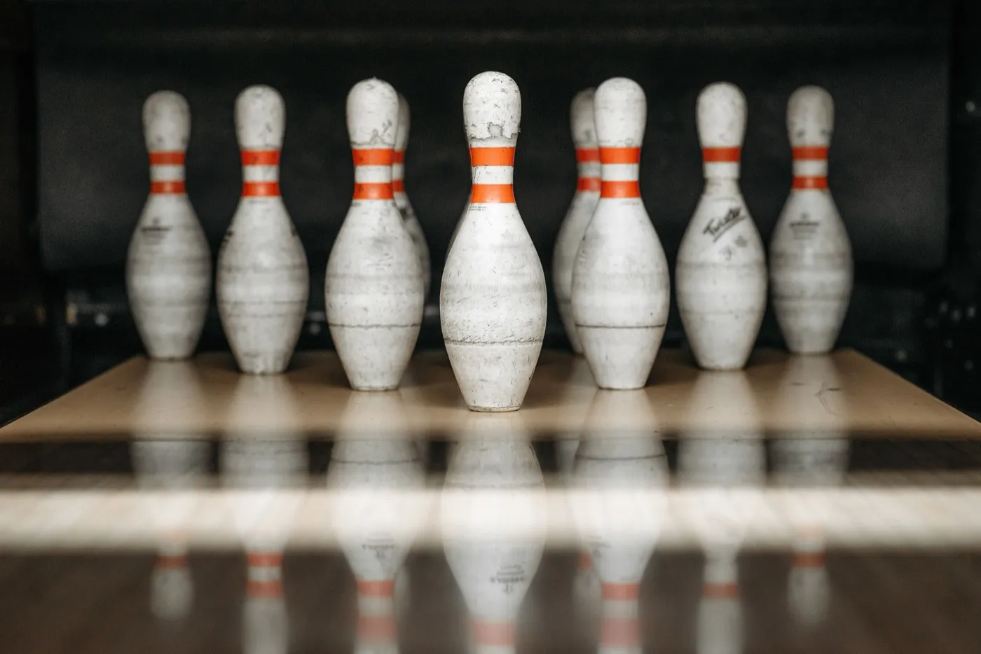Aufgestellte Bowling-Pins am Ende einer glänzenden Bahn.